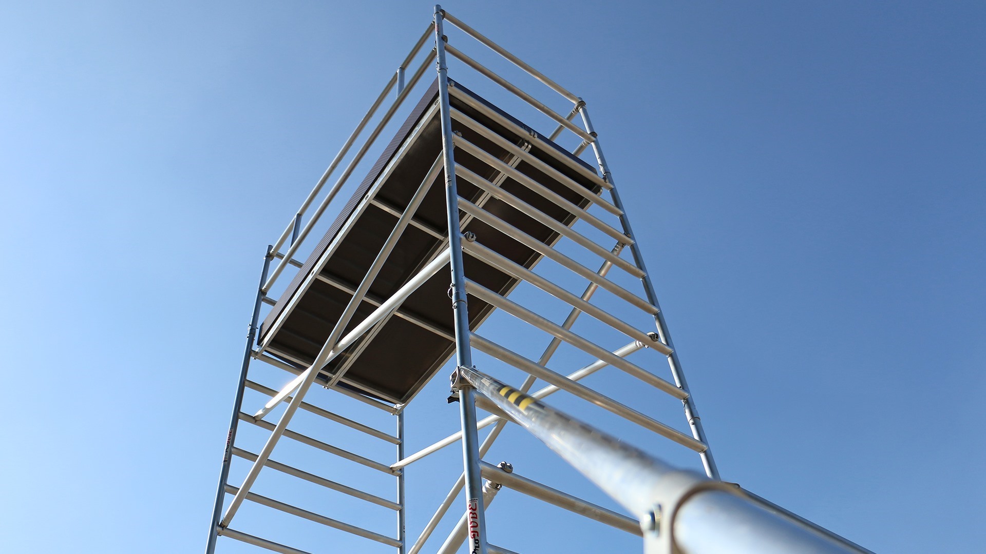 Profesionalne pokretne aluminijumske skele Profesionalne aluminijumske pokretne skele